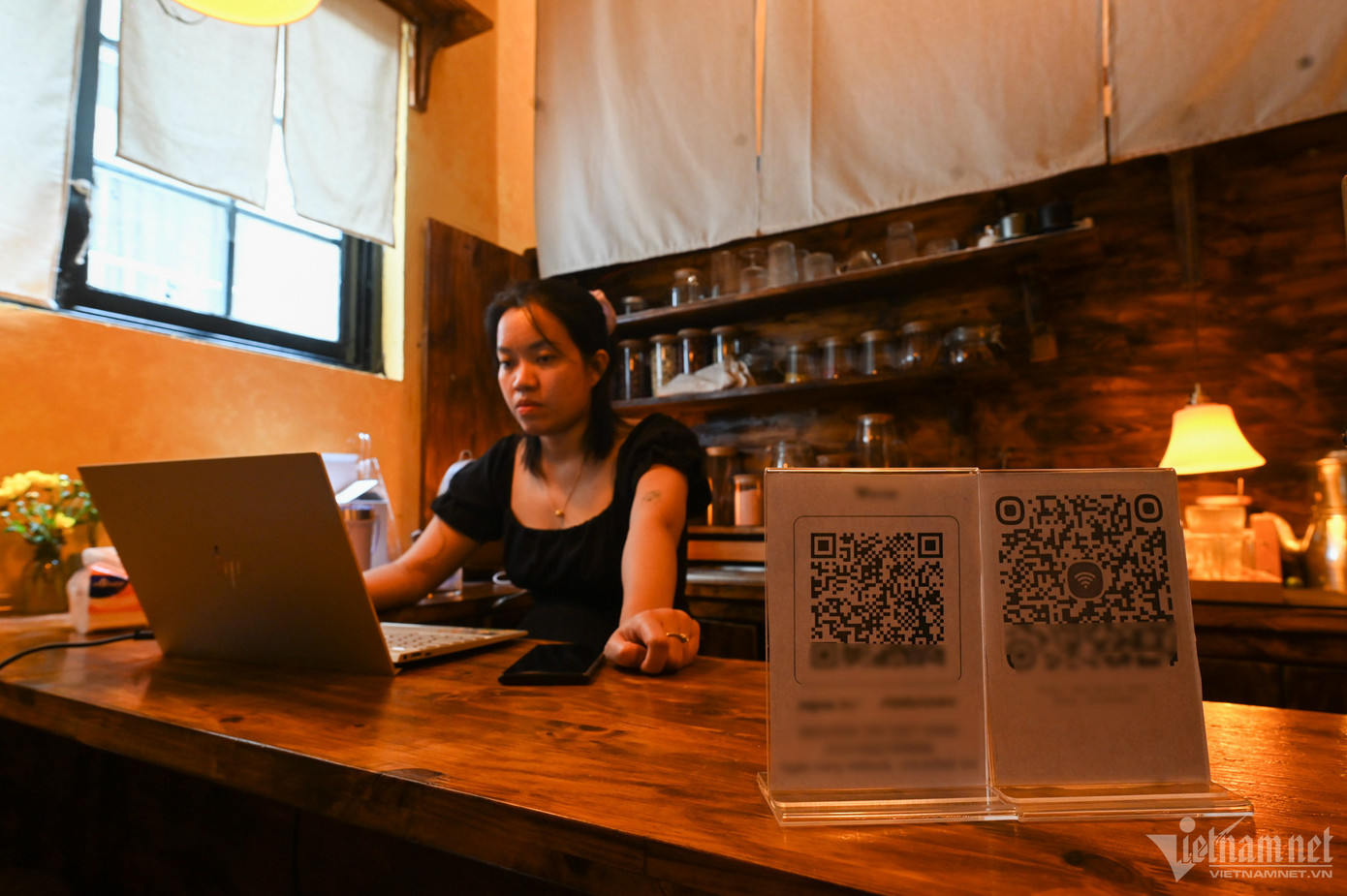 Chị Việt Hoài, chủ một quán cà phê tại phố Vạn Bảo (Ba Đình) cho biết: "Có ngày 100% khách đều quét mã để thanh toán. Có bạn còn chuyển dư để lấy 5.000 đồng gửi xe vì không mang theo tiền lẻ. Tôi thấy việc dùng ứng dụng trên điện thoại để thanh toán ngày nay như một thói quen vậy". Chị Việt Hoài, chủ một quán cà phê tại phố Vạn Bảo (Ba Đình) cho biết: "Có ngày 100% khách đều quét mã để thanh toán. Có bạn còn chuyển dư để lấy 5.000 đồng gửi xe vì không mang theo tiền lẻ. Tôi thấy việc dùng ứng dụng trên điện thoại để thanh toán ngày nay như một thói quen vậy".