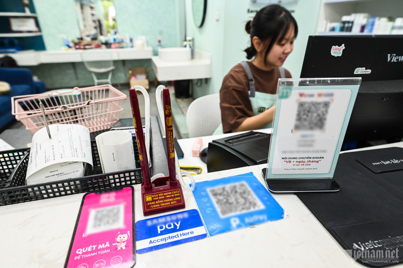 Loại hình thanh toán nhanh được áp dụng tại rất nhiều cửa hàng ở Hà Nội trong thời gian gần đây. Một số nơi còn giảm giá cho khách khi thanh toán bằng các ứng dụng để kích thích nhu cầu sử dụng công nghệ. Loại hình thanh toán nhanh được áp dụng tại rất nhiều cửa hàng ở Hà Nội trong thời gian gần đây. Một số nơi còn giảm giá cho khách khi thanh toán bằng các ứng dụng để kích thích nhu cầu sử dụng công nghệ.