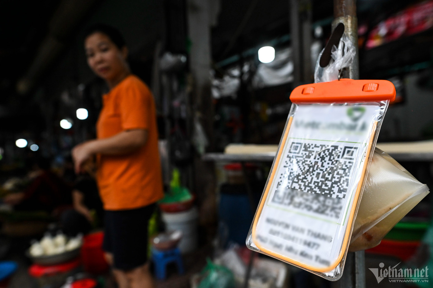 Ứng dụng của các ngân hàng hiện nay giúp mọi người tự động tạo mã QR cho tài khoản cá nhân rất dễ dàng. Vì vậy việc in và dán một mã thanh toán tại quầy rất đơn giản. Ứng dụng của các ngân hàng hiện nay giúp mọi người tự động tạo mã QR cho tài khoản cá nhân rất dễ dàng. Vì vậy việc in và dán một mã thanh toán tại quầy rất đơn giản.