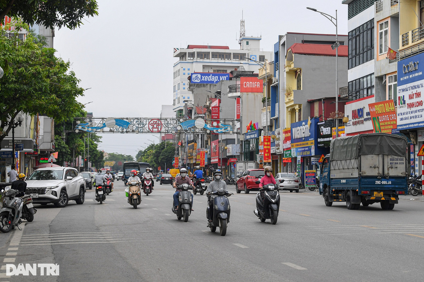 Tuyến đường dẫn vào trung tâm hành chính của huyện Đông Anh (Ảnh: Mạnh Quân).