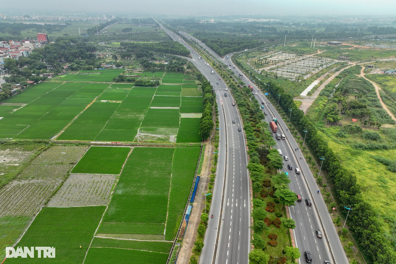 Sáp nhập về Hà Nội từ năm 1961, huyện Đông Anh có diện tích hơn 18.000ha, trong đó một nửa là đất nông nghiệp. Tốc độ đô thị hóa của địa phương tương đối chậm nếu so với huyện láng giềng Gia Lâm. Hai cây cầu Thăng Long, Nhật Tân cùng hệ thống đường sá được đầu tư hoàn chỉnh chưa thể giúp Đông Anh trở nên sầm uất (Ảnh: Mạnh Quân).