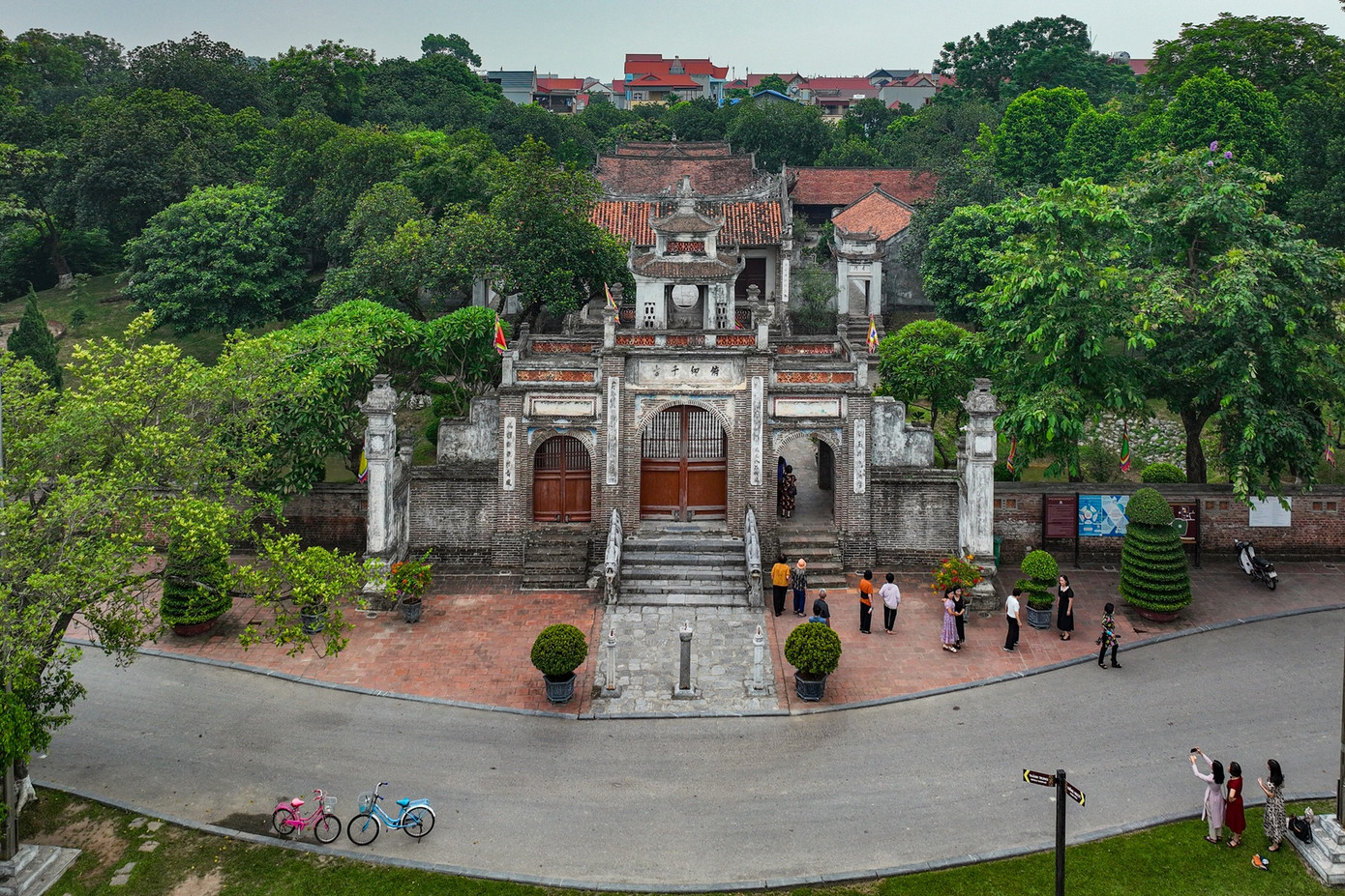 Nhìn ở mặt tích cực, tốc độ đô thị hóa chậm giúp Đông Anh tránh được ùn tắc giao thông và tình trạng quá tải hạ tầng. Huyện vẫn giữ được không gian xanh, môi trường trong lành và nhiều giá trị văn hóa, lịch sử. Trong ảnh là Đền Cổ Loa, di tích nổi tiếng nhất ở huyện Đông Anh (Ảnh: Mạnh Quân).