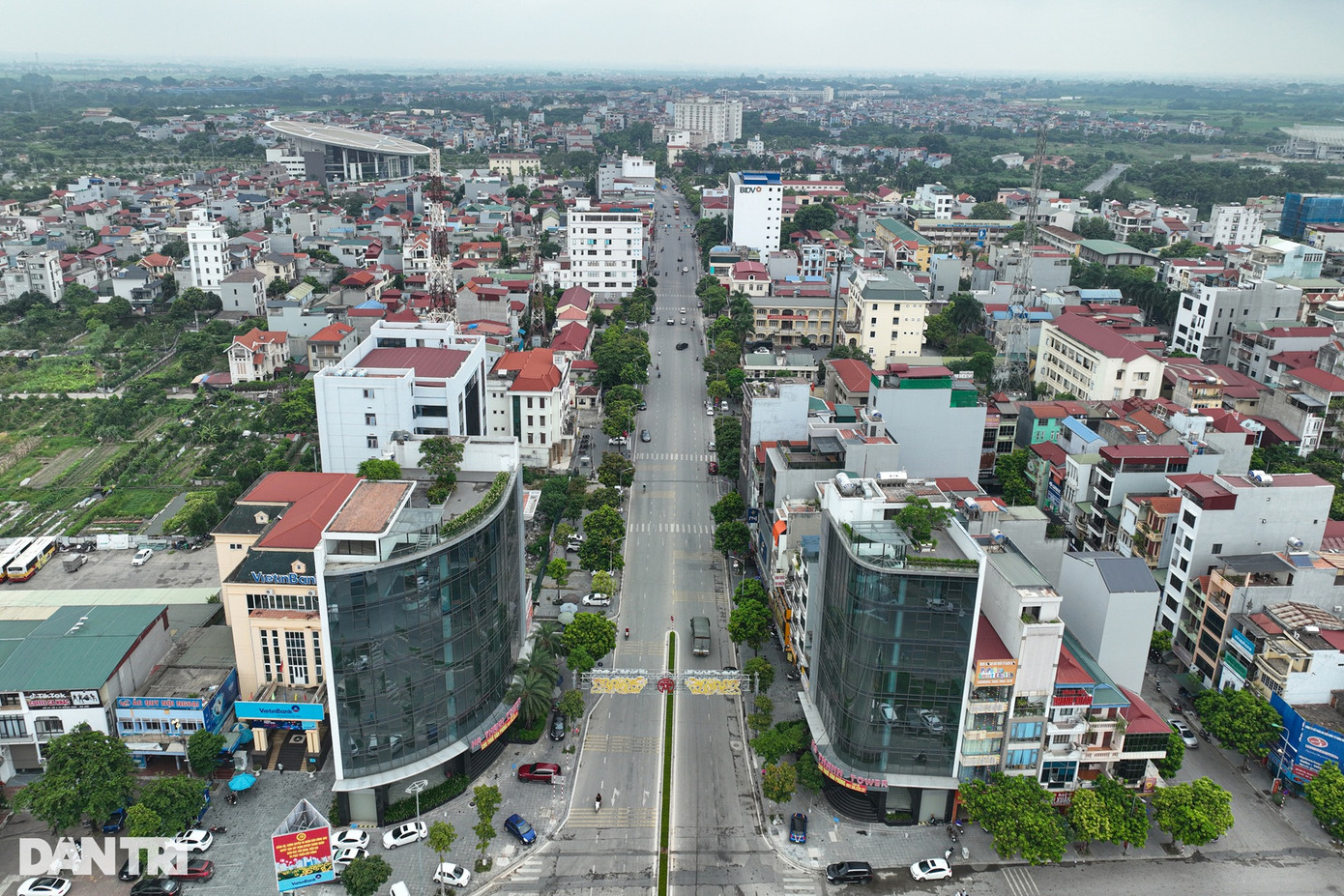 Trong ảnh là 2 tòa nhà văn phòng nằm ở ngã tư trung tâm huyện nhưng bên trong trống rỗng, chưa có khách thuê. Hoạt động thương mại, dịch vụ chưa phát triển mạnh tại địa phương thuần nông này (Ảnh: Mạnh Quân).
