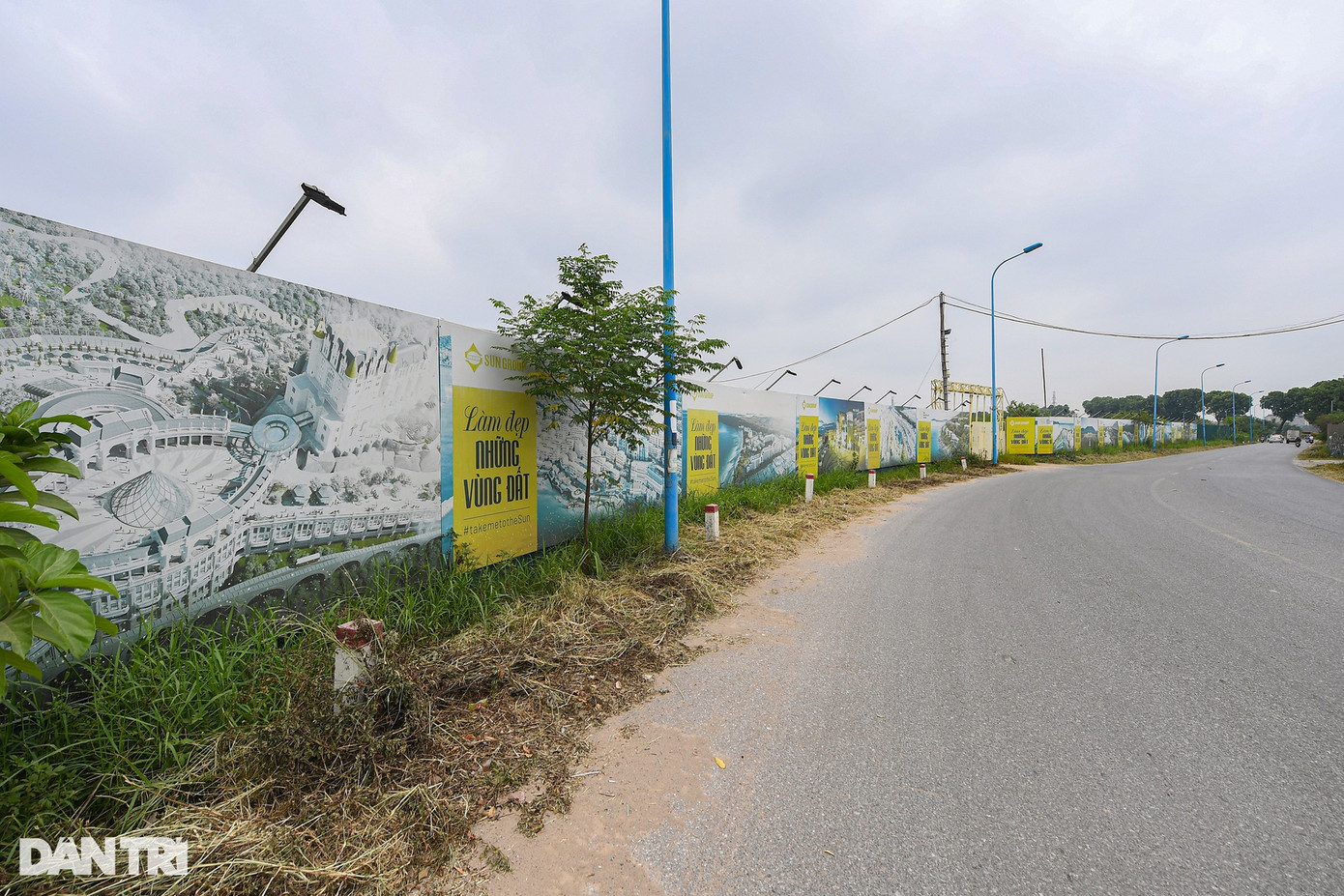 Người dân địa phương kỳ vọng sự kiện thành lập quận Đông Anh sẽ là tín hiệu tích cực để thúc đẩy các dự án bất động sản chậm triển khai tại địa phương (Ảnh: Mạnh Quân).