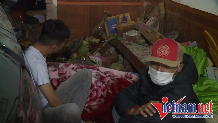 Ông P. bị tử vong dù ngồi trong phòng khách, cách xa đường giao thông hàng chục mét Ông P. bị tử vong dù ngồi trong phòng khách, cách xa đường giao thông hàng chục mét