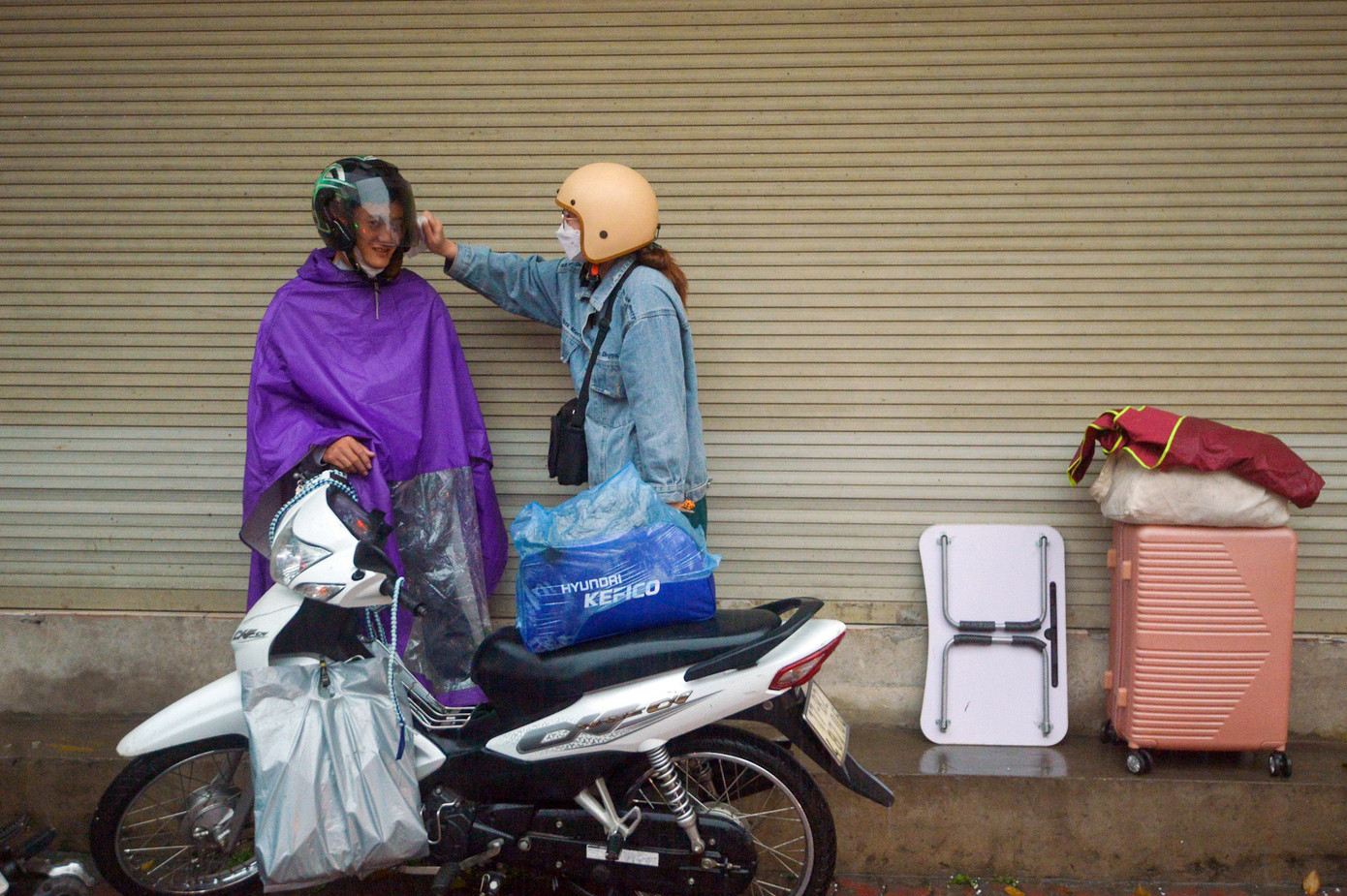 Tờ mờ sáng, Tống Thị Mỹ Ninh cùng bạn trai về Thái Bình nghỉ lễ. Cặp đôi này đặt xe lúc 5h ở bến xe Nước Ngầm nhưng khi đang đi thì xe máy thủng săm, họ đành phải dời về chuyến 7h30. Tuy nhiên, sau khi chữa xong, đi thêm một đoạn thì vết vá lại hở, bị xịt lốp, không thể tiếp tục di chuyển. Cậu bạn trai đành đi bộ dọc đường để tìm hàng sửa xe. “Chuyến đi về quê bất ổn quá, đúng là đen đủ đường”, cô gái nói.