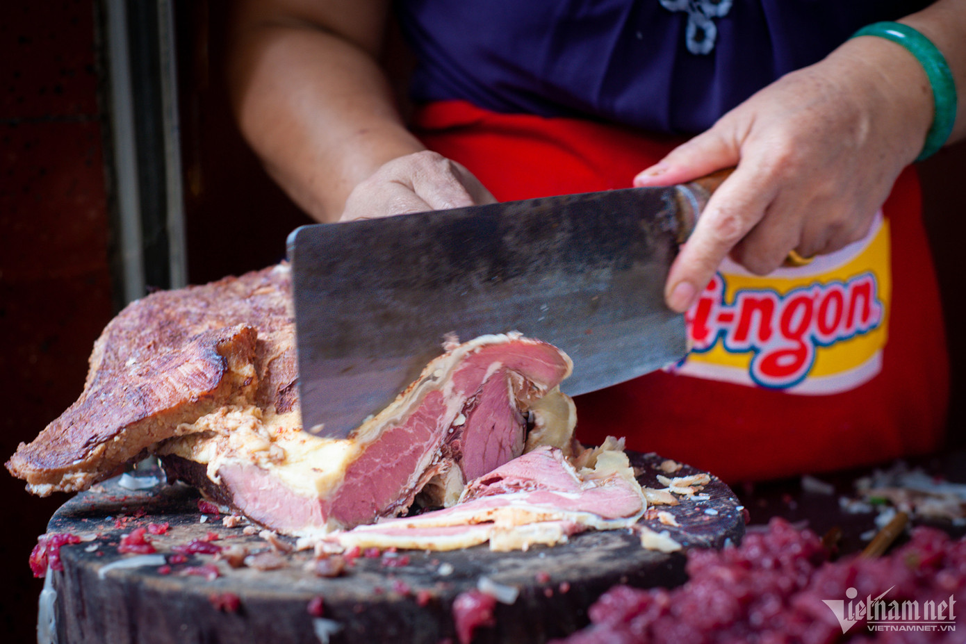 Mỗi ngày, bà Nga đều đặn dậy từ 3h sáng, tỉ mỉ rửa hành, rau, rồi thoăn thoắt thái thịt. Phần gầu được bà tự thái tay hoàn toàn nhưng các miếng vẫn đều tăm tắp. Thịt bò tươi được thái bằng máy nhưng trước khi phục vụ món phở tái, bà Nga dùng dao đập dập rồi miết mỏng, khéo léo đặt thịt vào bát, đổ nước dùng sôi sùng sục lên trên. "Đa phần các quán sẽ chần thịt nhưng tôi không làm vậy. Cách của nhà tôi giúp giữ được độ ngọt của thịt. Tuy nhiên thịt phải đảm bảo sạch, tươi", bà Nga cho hay. Cách làm này tương tự với phở tái tại phở Thìn Bờ Hồ.