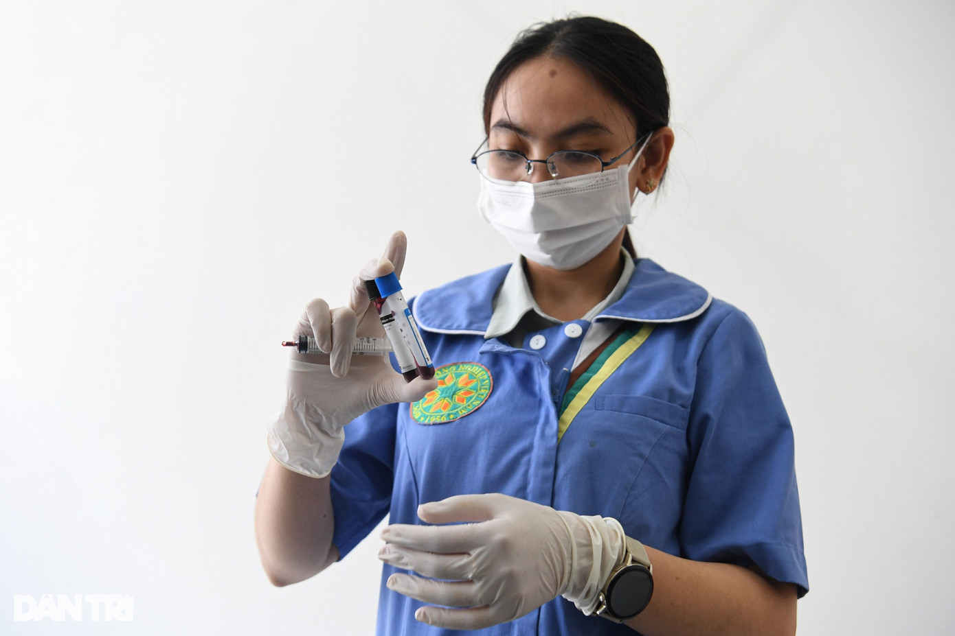 Theo TS Nên, tại bệnh viện hiện có cả máy siêu âm màu 4D, máy nội soi, chụp X-Quang, máy xét nghiệm máu, máy kích tim, máy điện tim... Các bác sĩ tại đây cũng đã thực hiện cả các ca phẫu thuật: mổ sỏi bàng quang, mổ các tổ chức khối u lớn ở bụng, đường sinh dục, mổ xử lý cơ hoành bị rách cho thú cưng.