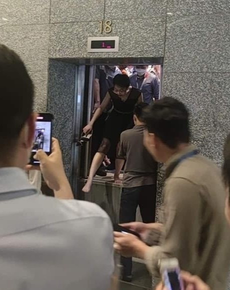 Sàn cabin thang máy ở quá cao có thể khiến người phía trong bị rơi xuống hố thang hoặc trượt ngã. Ảnh: D.V.