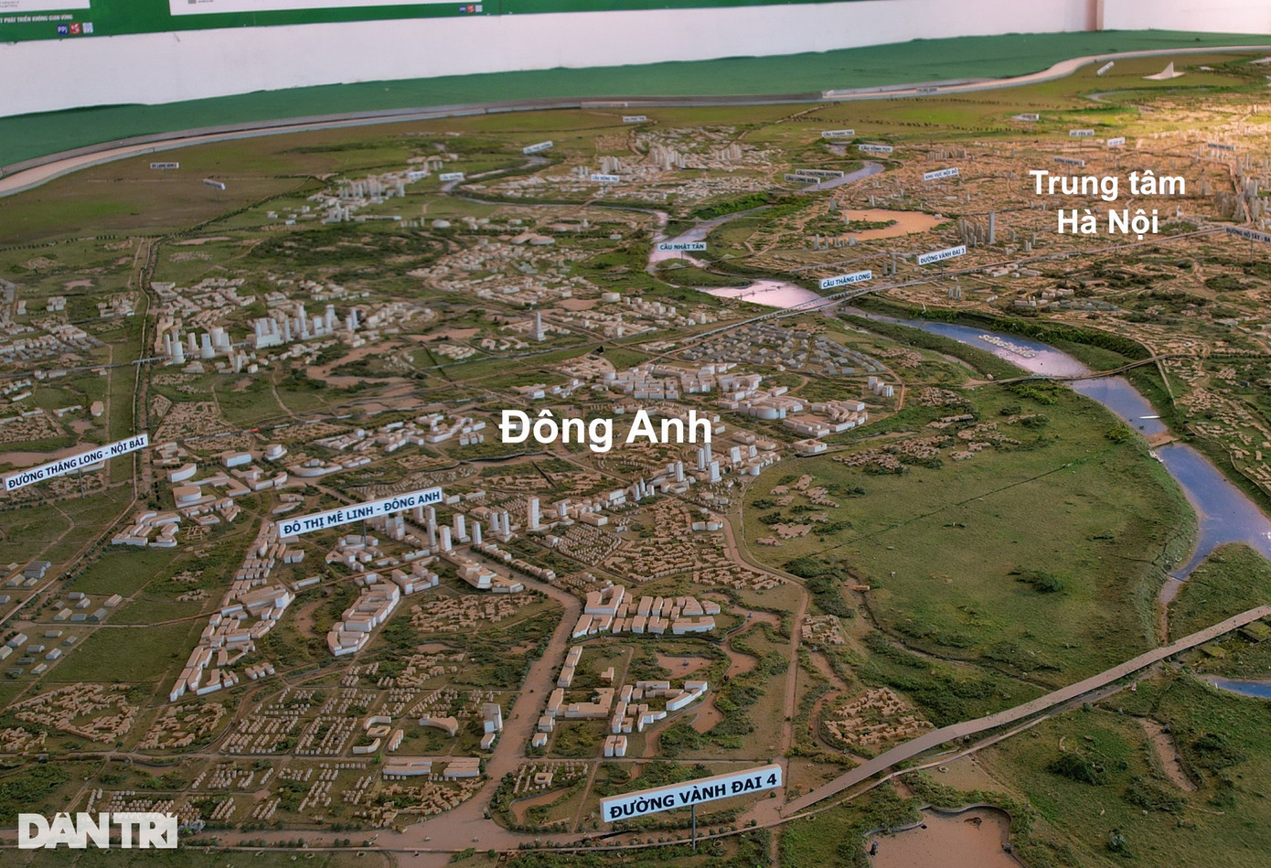 Huyện Đông Anh nằm ở phía bắc Hà Nội, ngăn cách với các quận nội thành bởi sông Hồng. Phía đông giáp huyện Gia Lâm và quận Long Biên, phía tây giáp huyện Mê Linh, phía bắc giáp huyện Sóc Sơn (Ảnh: Ngọc Tân).