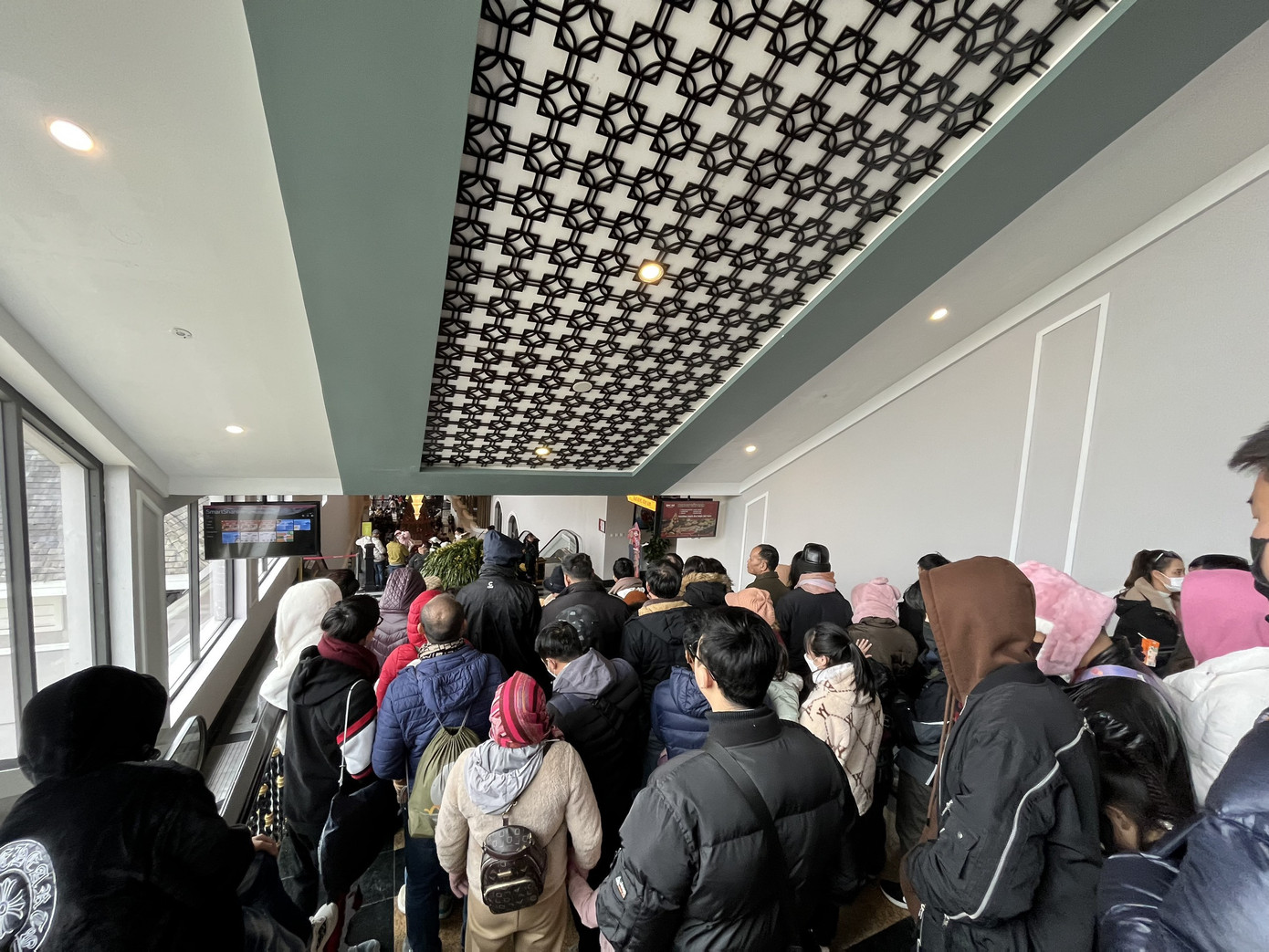 Chị Thùy Chi (đến từ Hà Nội) cho biết, lượng khách đổ về đỉnh Fansipan trong ngày mùng 4 Tết rất đông nên phải chờ 2-3 tiếng mới lên được cáp treo.