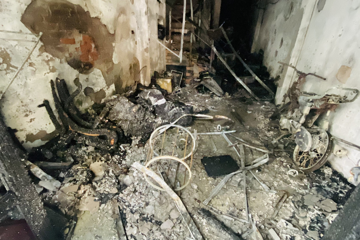 Vật dụng trong căn nhà bị thiêu rụi toàn bộ.