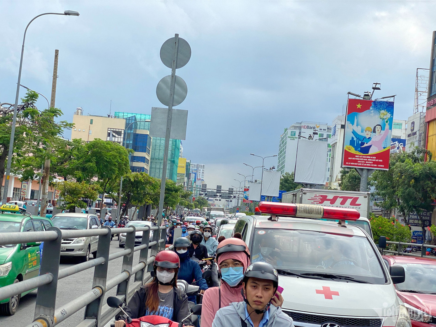 Hiện trường vụ tai nạn gây ùn tắc giao thông kéo dài ở cửa ngõ sân bay Tân Sơn Nhất. Hiện trường vụ tai nạn gây ùn tắc giao thông kéo dài ở cửa ngõ sân bay Tân Sơn Nhất.