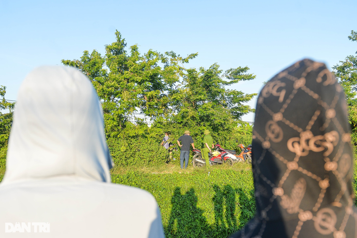 Nguồn tin tại Công an tỉnh Hưng Yên cũng cho hay, qua truy vết, lực lượng chức năng xác định đối tượng khi ở trên địa bàn xã Mễ Sở đã ghé vào một tiệm tạp hóa để mua quần áo.