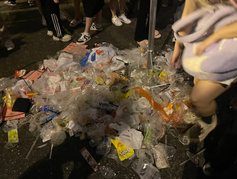 Những đống rác tự phát xuất hiện khắp nơi (Ảnh: Hồng Anh).