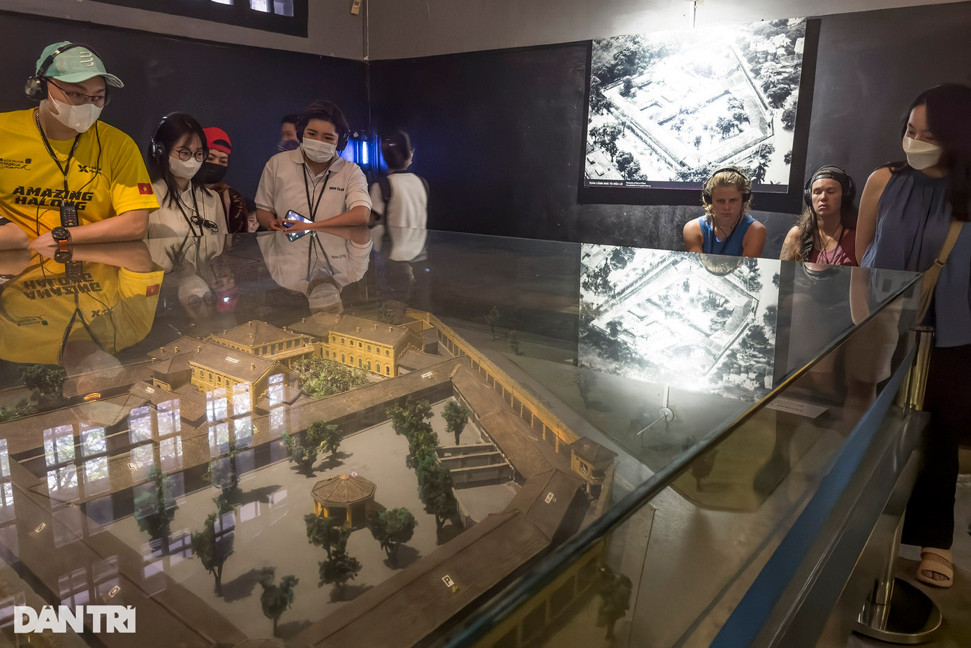 Lượng người đông, khu vực di tích chật chội, các nhân viên của di tích Nhà tù Hỏa Lò căng mình làm việc. Dù vậy, khách tham quan đều trật tự, không khí vẫn sâu lắng. Trong ảnh là toàn cảnh mô hình nhà tù Hỏa Lò 1896-1954, tỷ lệ 1/70. Lượng người đông, khu vực di tích chật chội, các nhân viên của di tích Nhà tù Hỏa Lò căng mình làm việc. Dù vậy, khách tham quan đều trật tự, không khí vẫn sâu lắng. Trong ảnh là toàn cảnh mô hình nhà tù Hỏa Lò 1896-1954, tỷ lệ 1/70.