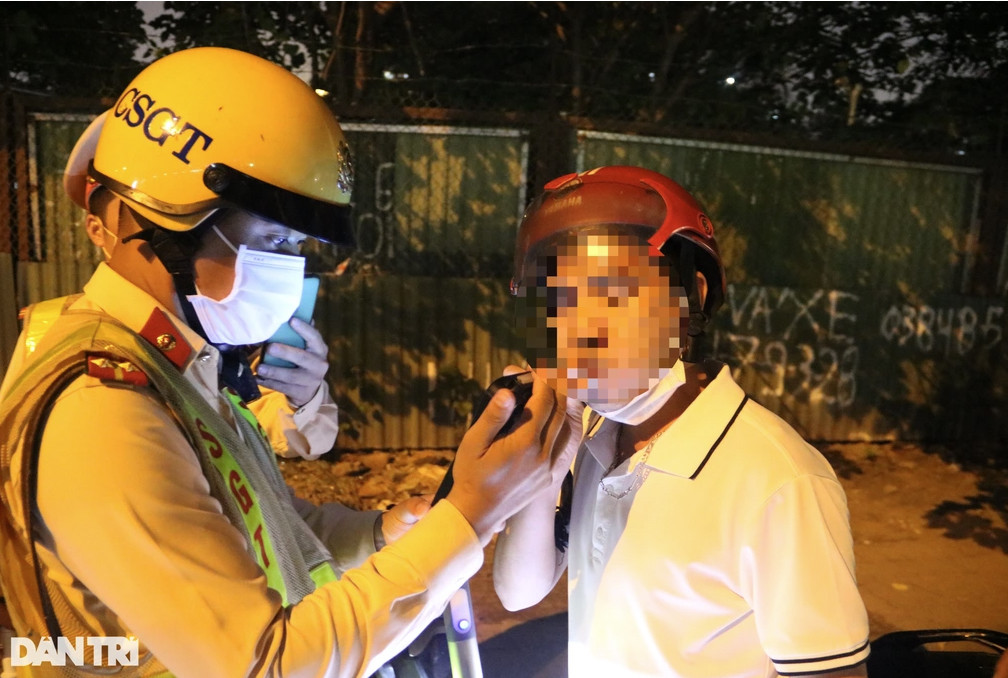 Cảnh sát kiểm tra nồng độ cồn với anh H. (Ảnh: Trần Thanh).