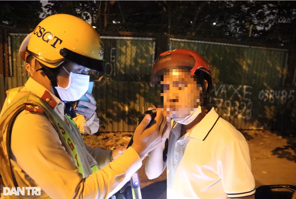 Cảnh sát kiểm tra nồng độ cồn với anh H. (Ảnh: Trần Thanh). Cảnh sát kiểm tra nồng độ cồn với anh H. (Ảnh: Trần Thanh).