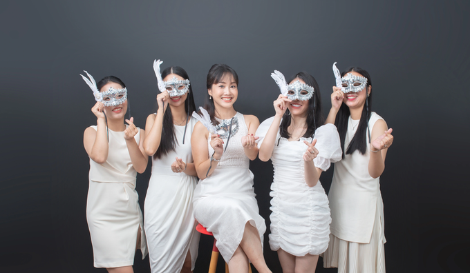 Chị Nguyệt Ánh cùng các bà mối trong công ty của mình. (Ảnh: Rudicaf).