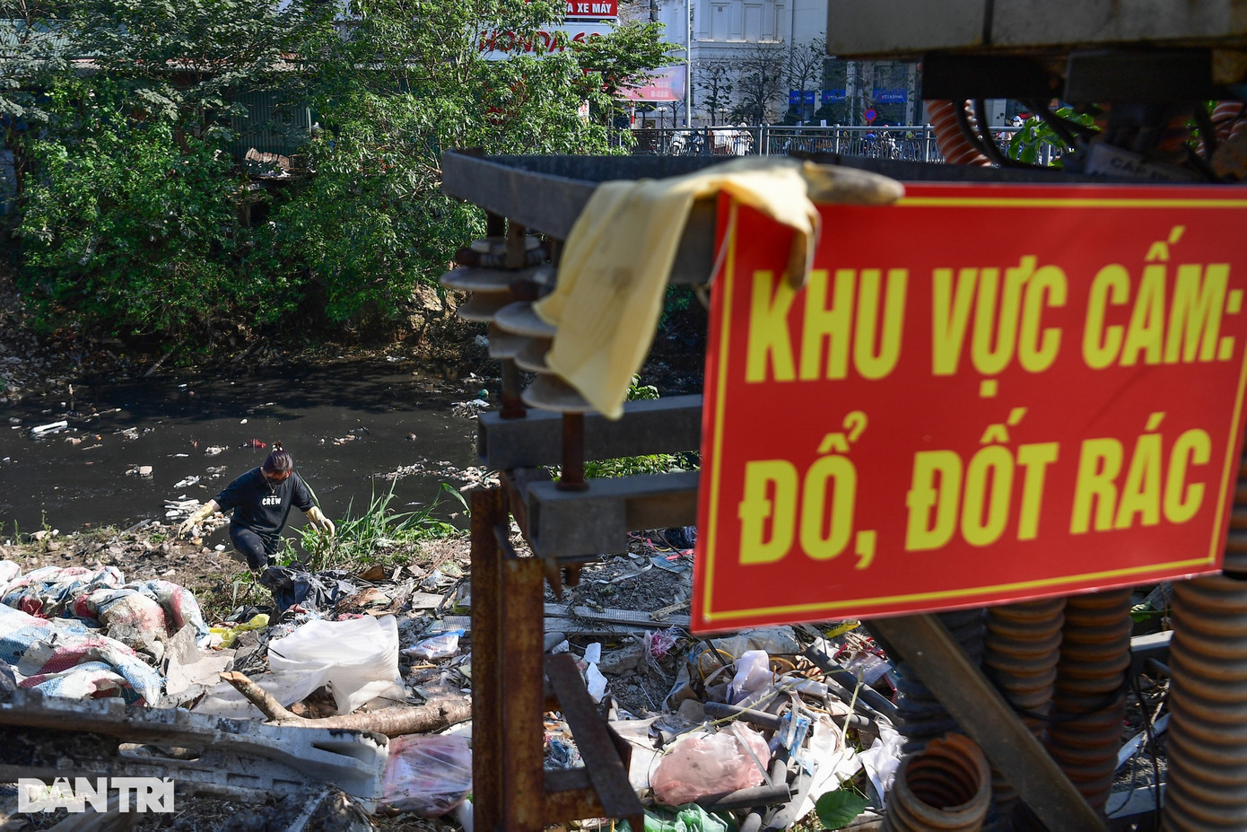 Dù chính quyền địa phương đã dựng biển báo "khu vực cấm đổ, đốt rác", nhưng chất lượng môi trường tại kênh La Khê không được cải thiện.