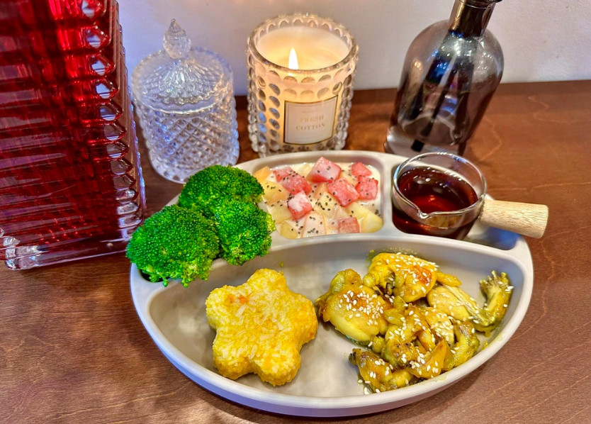 Món ếch khìa nước dừa, hoa quả dầm kèm cơm bí đỏ.