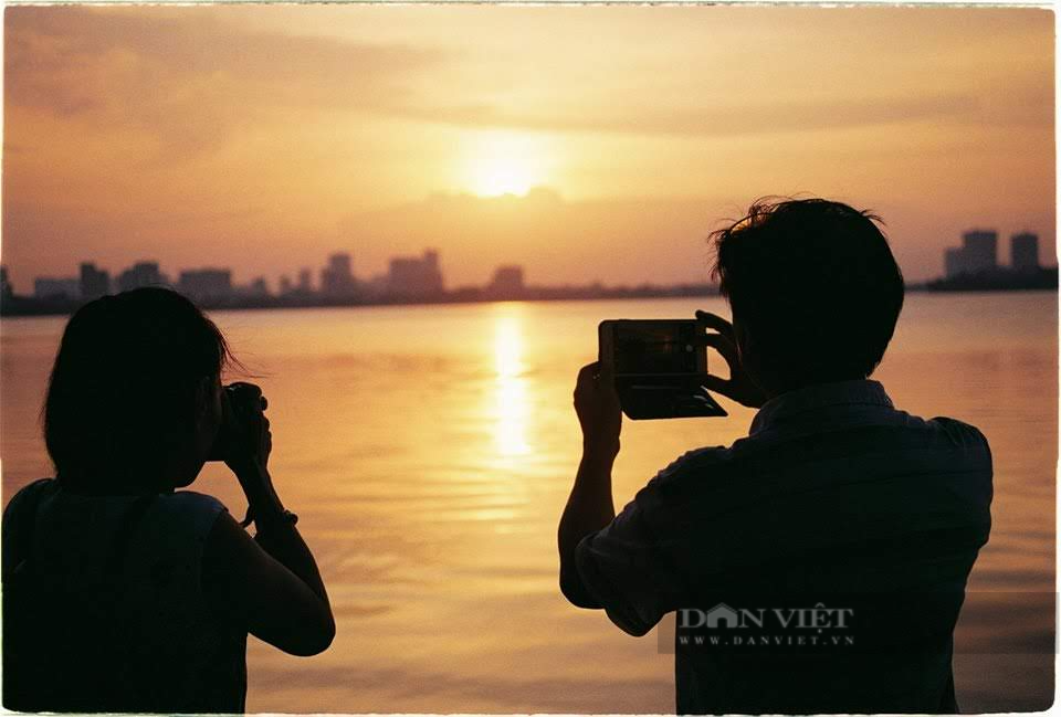Mỗi khi chiều về, hồ Tây luôn thu hút du khách bốn phương đến tham quan, chụp ảnh hoàng hôn cực đẹp. Ảnh: Viết Thành. Mỗi khi chiều về, hồ Tây luôn thu hút du khách bốn phương đến tham quan, chụp ảnh hoàng hôn cực đẹp. Ảnh: Viết Thành.