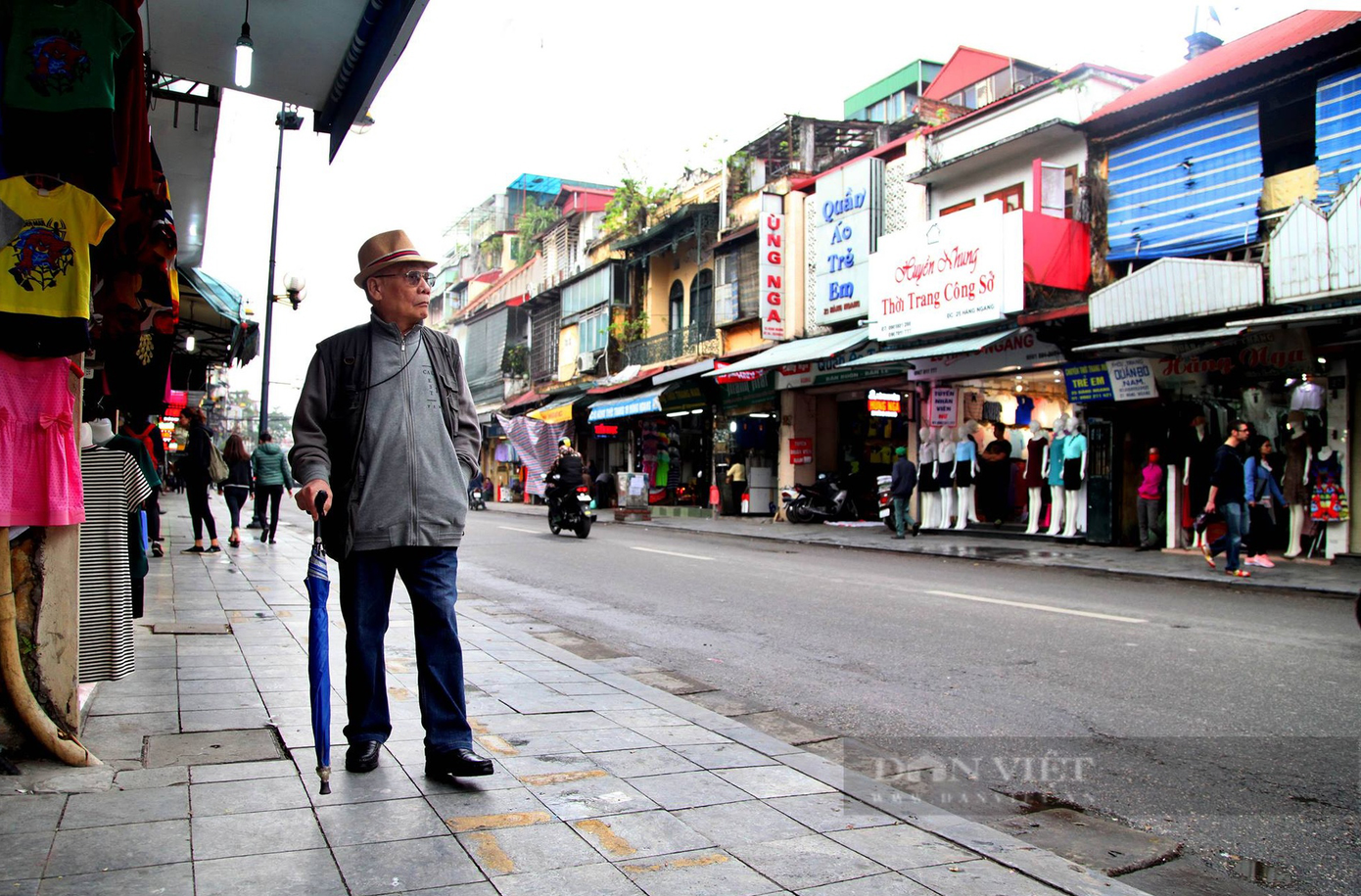 Dịp nghỉ lễ 30/4 và 1/5 năm nay vào đúng những ngày cuối tuần, thế nên nếu đến thăm Hà Nội du khách không thể bỏ qua khu vực phố cổ. Khu phố cổ đã được UBND thành phố Hà Nội quy hoạch thành khu phố đi bộ để có thể đáp ứng nhu cầu vui chơi giải trí của người dân thủ đô, cũng như du khách trong và ngoài nước. Ảnh: Viết Thành. Dịp nghỉ lễ 30/4 và 1/5 năm nay vào đúng những ngày cuối tuần, thế nên nếu đến thăm Hà Nội du khách không thể bỏ qua khu vực phố cổ. Khu phố cổ đã được UBND thành phố Hà Nội quy hoạch thành khu phố đi bộ để có thể đáp ứng nhu cầu vui chơi giải trí của người dân thủ đô, cũng như du khách trong và ngoài nước. Ảnh: Viết Thành.