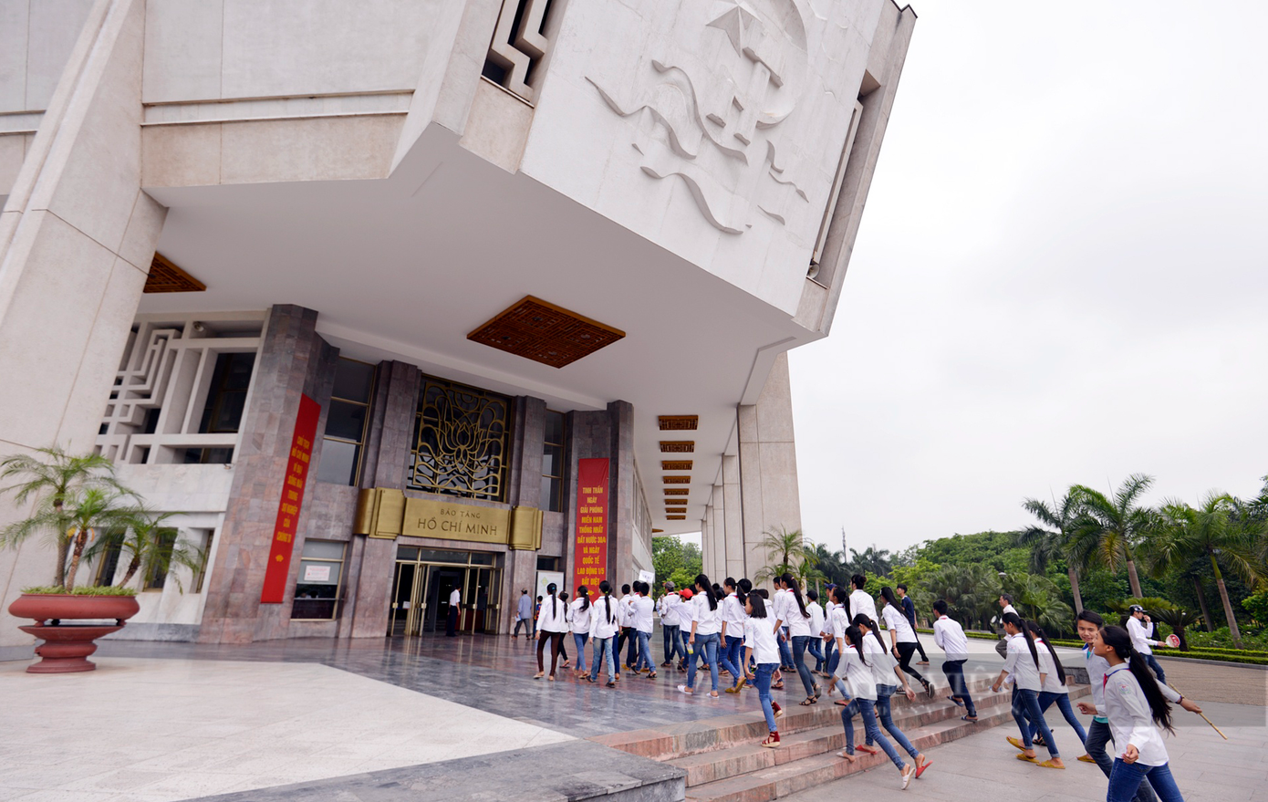 Cách Lăng Bác không xa là Bảo tàng Hồ Chí Minh, nơi đây lưu giữ nhiều tư liệu quý, mỗi dịp nghỉ lễ, nơi đây là nơi thu hút đông đảo người dân trên khắp cả nước đến tham quan, đặc biệt là các em học sinh. Ảnh: Lê Minh. Cách Lăng Bác không xa là Bảo tàng Hồ Chí Minh, nơi đây lưu giữ nhiều tư liệu quý, mỗi dịp nghỉ lễ, nơi đây là nơi thu hút đông đảo người dân trên khắp cả nước đến tham quan, đặc biệt là các em học sinh. Ảnh: Lê Minh.