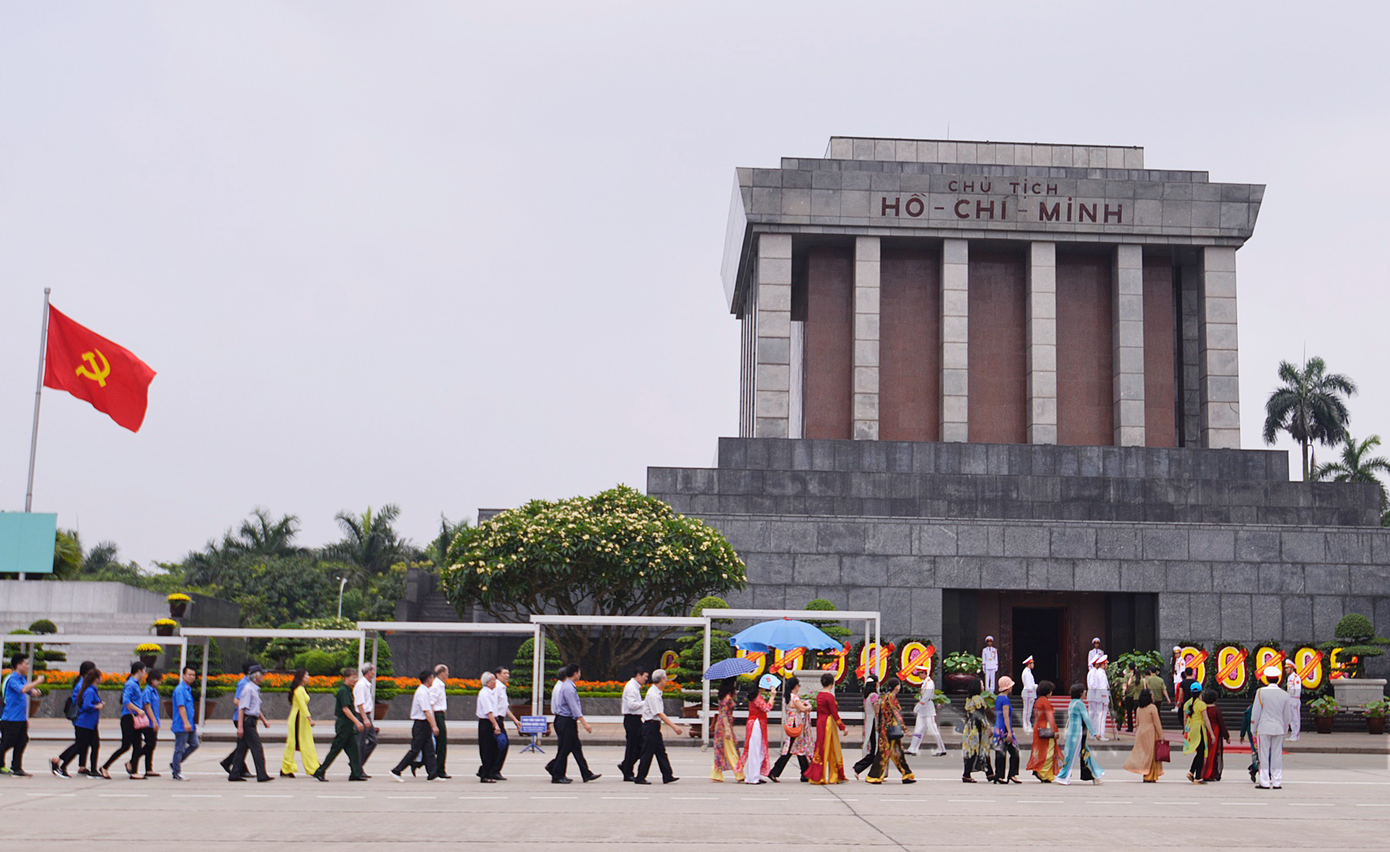 Vào mỗi kỳ nghỉ lễ 30/4 - 1/5 hàng năm, Lăng Chủ tịch Hồ Chí Minh luôn được xem là một trong những địa điểm tham quan du lịch ý nghĩa nhất tại Hà Nội. Lăng Bác được đặt tại vị trí trung tâm của quảng trường Ba Đình. Với nhiều du khách ở các tỉnh, về thăm Hà Nội và được viếng Lăng Bác trong dịp này cũng chính là hoạt động truyền thống vô cùng ý nghĩa. Ảnh: Lê Minh. Vào mỗi kỳ nghỉ lễ 30/4 - 1/5 hàng năm, Lăng Chủ tịch Hồ Chí Minh luôn được xem là một trong những địa điểm tham quan du lịch ý nghĩa nhất tại Hà Nội. Lăng Bác được đặt tại vị trí trung tâm của quảng trường Ba Đình. Với nhiều du khách ở các tỉnh, về thăm Hà Nội và được viếng Lăng Bác trong dịp này cũng chính là hoạt động truyền thống vô cùng ý nghĩa. Ảnh: Lê Minh.