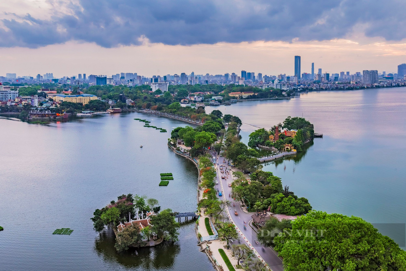 Khu vực đường Thanh Niên, chùa Trấn Quốc và các quán cà phê ven hồ Tây cũng là địa điểm không thể bỏ qua trong dịp nghỉ lễ 30/4 - 1/5 năm nay. Ảnh: Quang Vinh. Khu vực đường Thanh Niên, chùa Trấn Quốc và các quán cà phê ven hồ Tây cũng là địa điểm không thể bỏ qua trong dịp nghỉ lễ 30/4 - 1/5 năm nay. Ảnh: Quang Vinh.