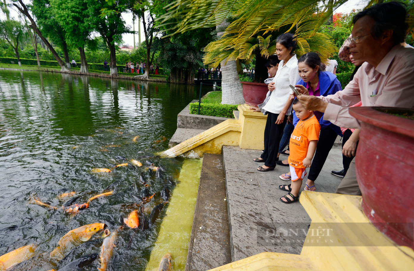 Ao cá Bác Hồ nằm trong quần thể Khu di tích Phủ Chủ tịch cũng là một điểm đến lý tưởng. Tại đây du khách có thể tham quan nhà sàn, nơi Bác Hồ từng sinh sống, ngoài ra còn được chiêm ngưỡng ao cá với hàng trăm con lớn nhỏ. Xung quanh ao cá là cây xanh cổ thụ, rất mát mẻ. Ảnh: Lê Minh. Ao cá Bác Hồ nằm trong quần thể Khu di tích Phủ Chủ tịch cũng là một điểm đến lý tưởng. Tại đây du khách có thể tham quan nhà sàn, nơi Bác Hồ từng sinh sống, ngoài ra còn được chiêm ngưỡng ao cá với hàng trăm con lớn nhỏ. Xung quanh ao cá là cây xanh cổ thụ, rất mát mẻ. Ảnh: Lê Minh.