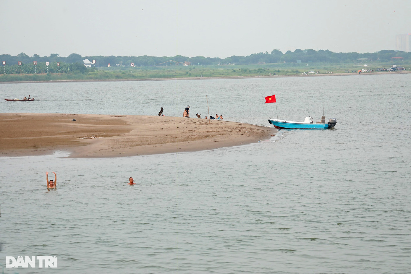 Vào buổi sáng bãi bồi chỉ lập lờ trên mực nước một chút, và qui mô nhỏ. Nhưng vào buổi chiều bãi trồi lên cao hơn, rộng hơn do mực nước thấp. Vào buổi sáng bãi bồi chỉ lập lờ trên mực nước một chút, và qui mô nhỏ. Nhưng vào buổi chiều bãi trồi lên cao hơn, rộng hơn do mực nước thấp.