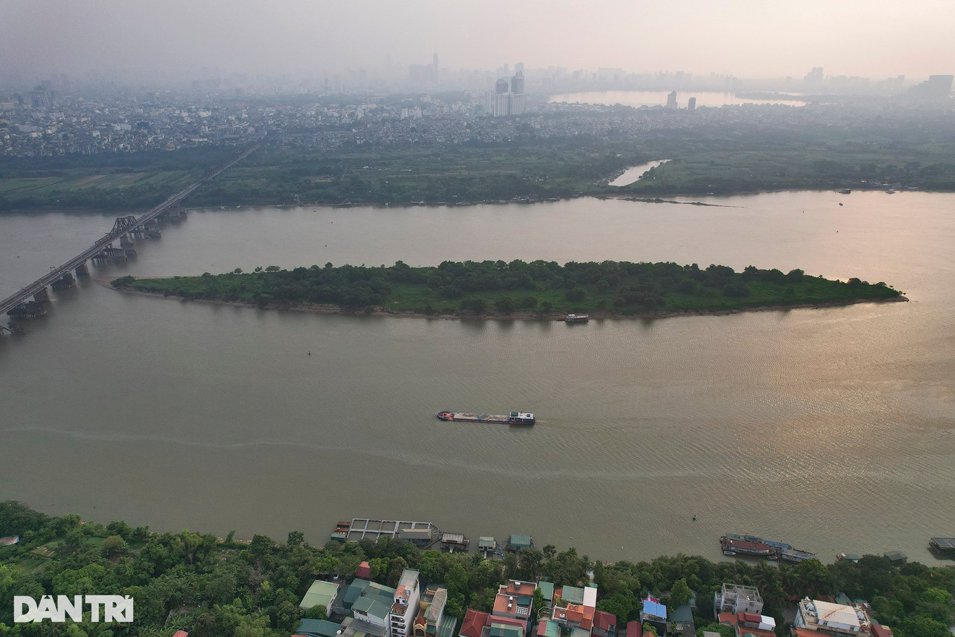 Bãi bồi dưới chân cầu Long Biên (Hà Nội) từ nhiều năm qua đã gần như không chìm. Bãi bồi dưới chân cầu Long Biên (Hà Nội) từ nhiều năm qua đã gần như không chìm.