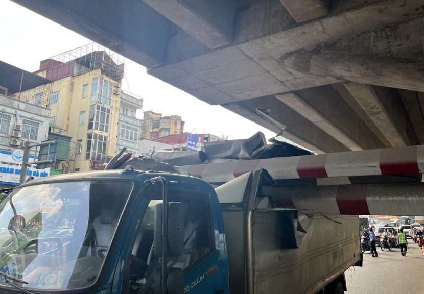 Lúc 16h cùng ngày, một xe cẩu được điều tới hiện trường (Ảnh: Diệu Huyền). Lúc 16h cùng ngày, một xe cẩu được điều tới hiện trường (Ảnh: Diệu Huyền).