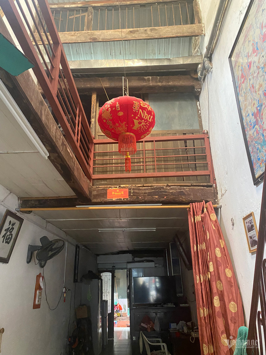 Cửa chính, trần nhà, cột nhà được thiết kế bằng gỗ lim, tồn tại hơn trăm năm. Cửa chính, trần nhà, cột nhà được thiết kế bằng gỗ lim, tồn tại hơn trăm năm.