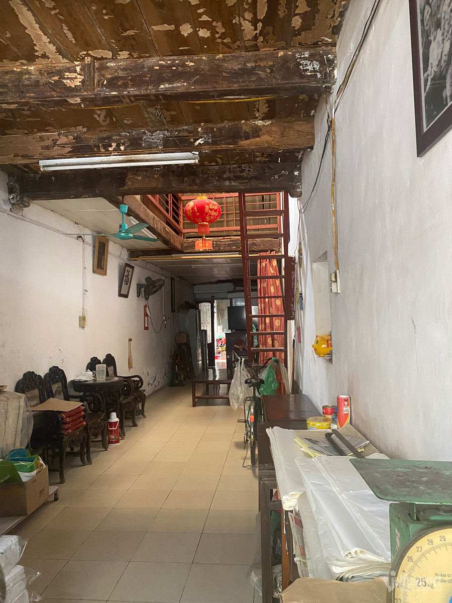 Trần nhà bằng gỗ lim đã bị mai một theo thời gian. Trần nhà bằng gỗ lim đã bị mai một theo thời gian.