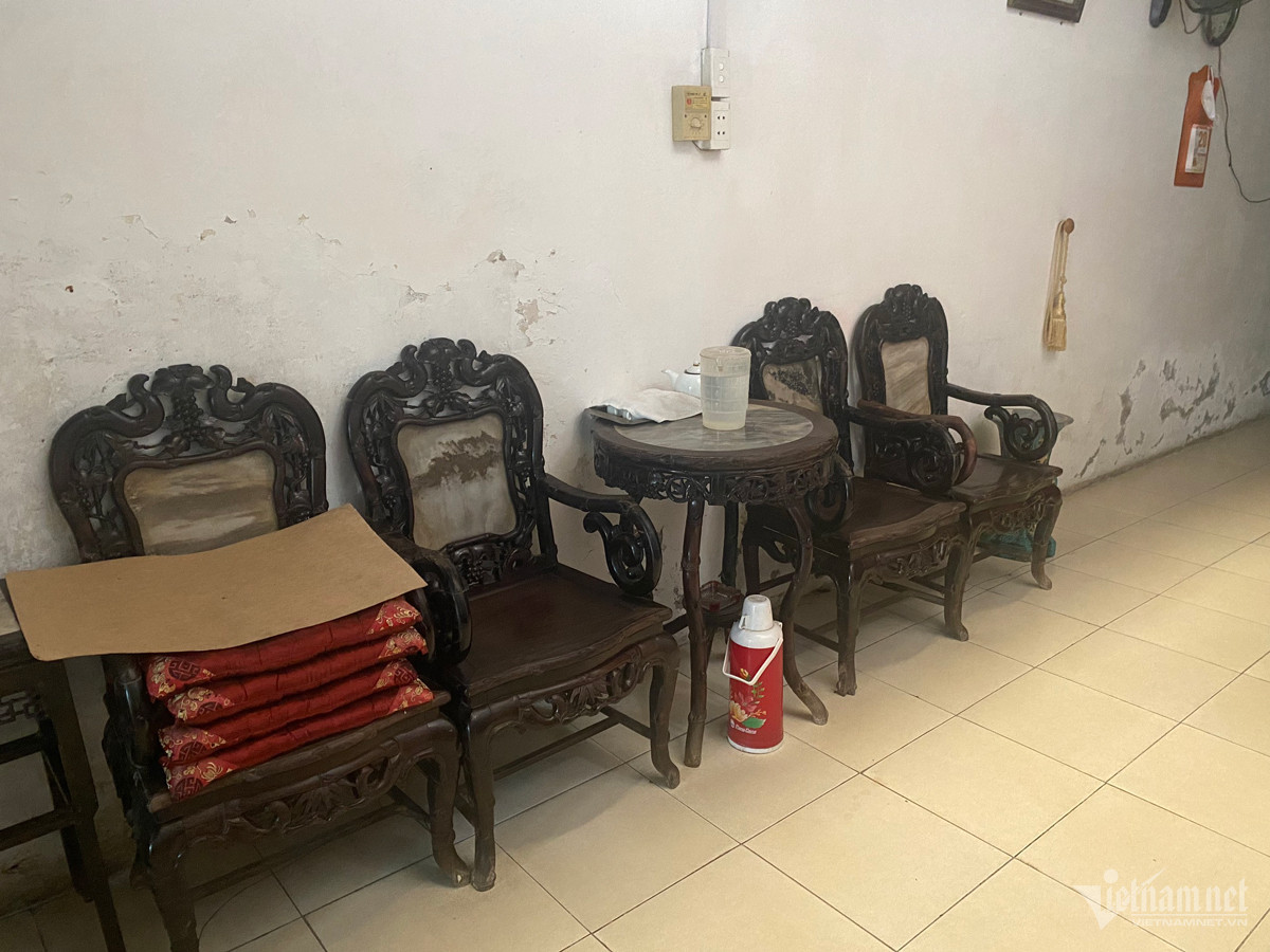 Bộ bàn ghế từ thời các cụ để lại. Bộ bàn ghế từ thời các cụ để lại.