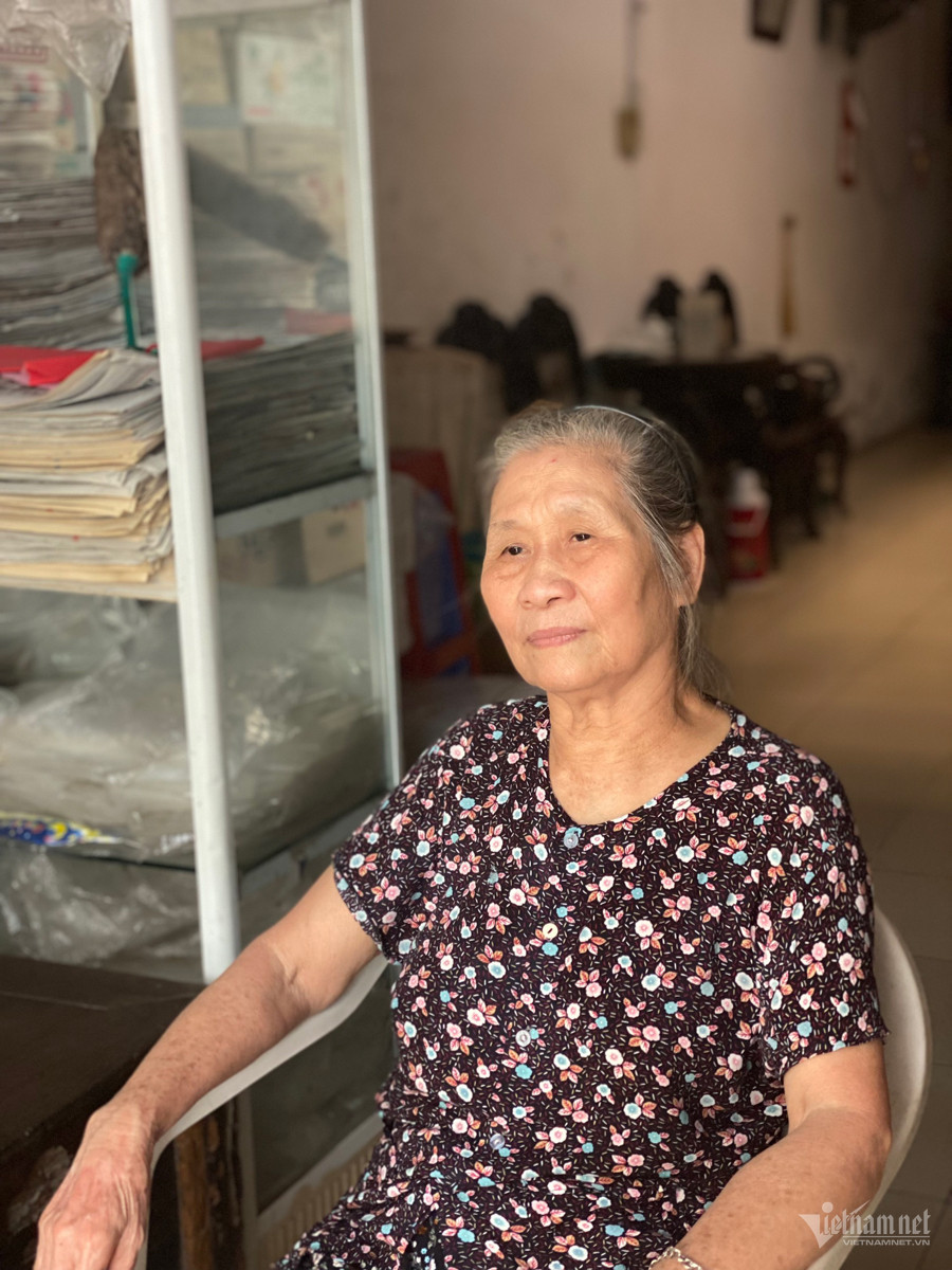 Bà Lê Thị Thanh Tâm, cháu dâu của cụ Trần Hữu Lập, đang trông giữ ngôi nhà cổ. Bà Lê Thị Thanh Tâm, cháu dâu của cụ Trần Hữu Lập, đang trông giữ ngôi nhà cổ.