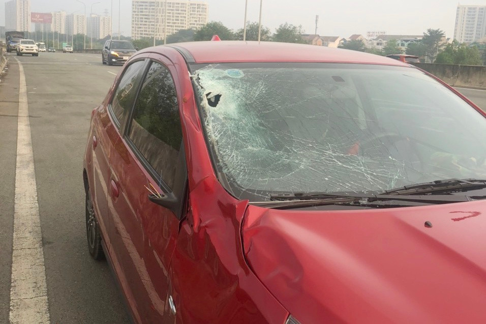 Ô tô hư hỏng sau cú va chạm với con bò. Ảnh: M.H.