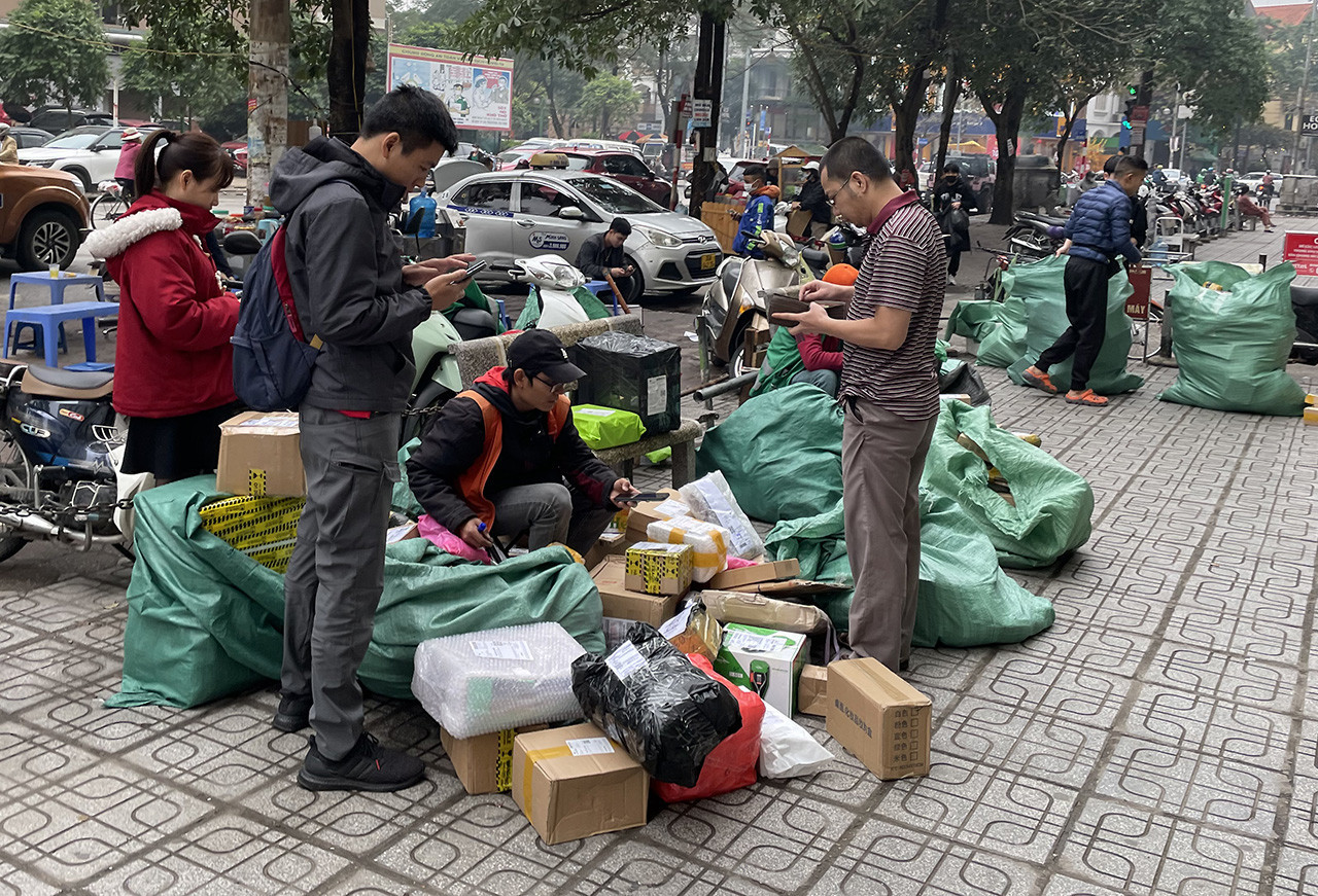 Shipper ngập đơn hàng dịp Tết. (Ảnh: Duy Anh)
