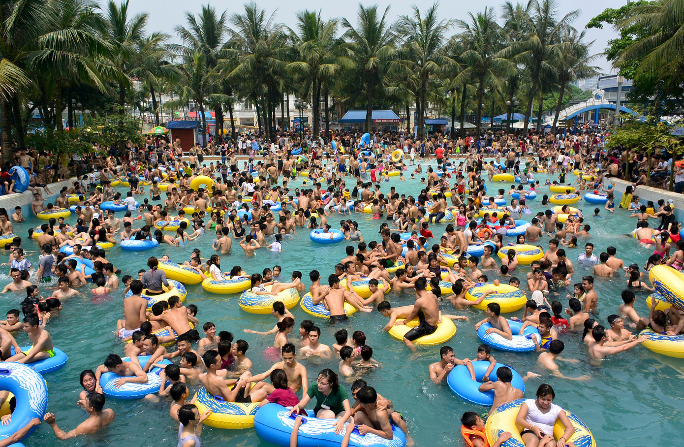 Cũng giống như Suối Tiên của TP.HCM, công viên nước Hồ Tây chính là địa điểm vui chơi lý tưởng dành cho các du khách nhí và các bạn trẻ trong dịp nghỉ lễ 30/4. Khu vui chơi này nằm tại phường Nhật Tân, quận Tây Hồ, rộng khoảng 8,1ha. Công viên được thiết kế với kiểu dáng độc đáo, màu sắc đa dạng, tươi mát, rất hợp để làm dịu không khí nóng nực ngày hè. Ảnh: Anh Tuấn/Zing. Cũng giống như Suối Tiên của TP.HCM, công viên nước Hồ Tây chính là địa điểm vui chơi lý tưởng dành cho các du khách nhí và các bạn trẻ trong dịp nghỉ lễ 30/4. Khu vui chơi này nằm tại phường Nhật Tân, quận Tây Hồ, rộng khoảng 8,1ha. Công viên được thiết kế với kiểu dáng độc đáo, màu sắc đa dạng, tươi mát, rất hợp để làm dịu không khí nóng nực ngày hè. Ảnh: Anh Tuấn/Zing.
