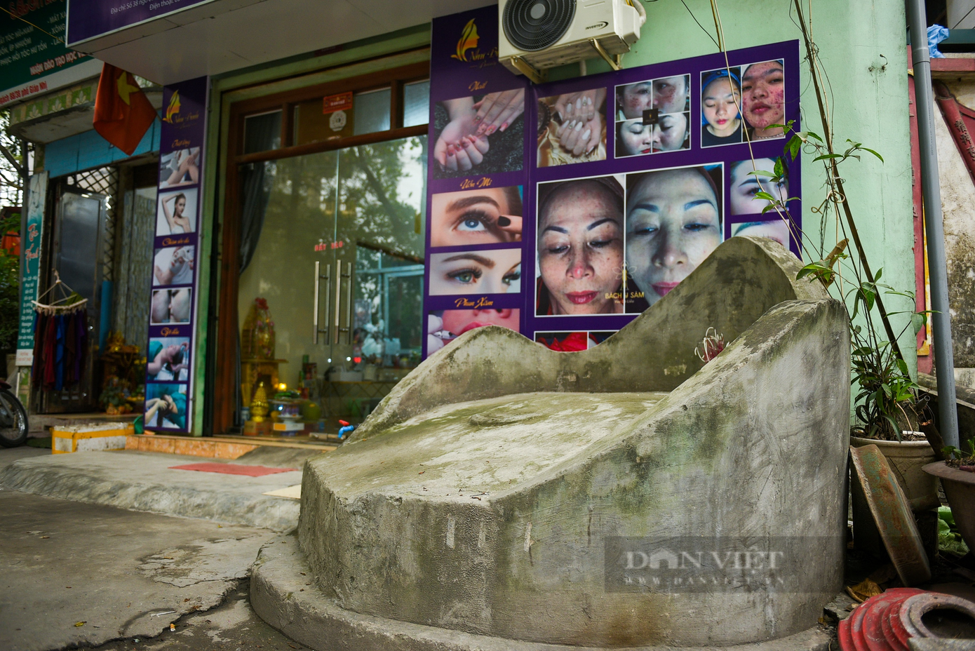 Theo một người dân sinh sống tại khu phố này cho biết: "Các ngôi mộ này đã có từ rất lâu, từ ngày tôi còn bé, có những ngôi mộ có tuổi lên đến gần cả trăm. Lúc mới đến làm dâu, tôi chưa quen nên nhiều lúc thấy ớn lạnh song theo thời gian cũng quen dần với cuộc sống chung với nghĩa địa". Theo một người dân sinh sống tại khu phố này cho biết: "Các ngôi mộ này đã có từ rất lâu, từ ngày tôi còn bé, có những ngôi mộ có tuổi lên đến gần cả trăm. Lúc mới đến làm dâu, tôi chưa quen nên nhiều lúc thấy ớn lạnh song theo thời gian cũng quen dần với cuộc sống chung với nghĩa địa".