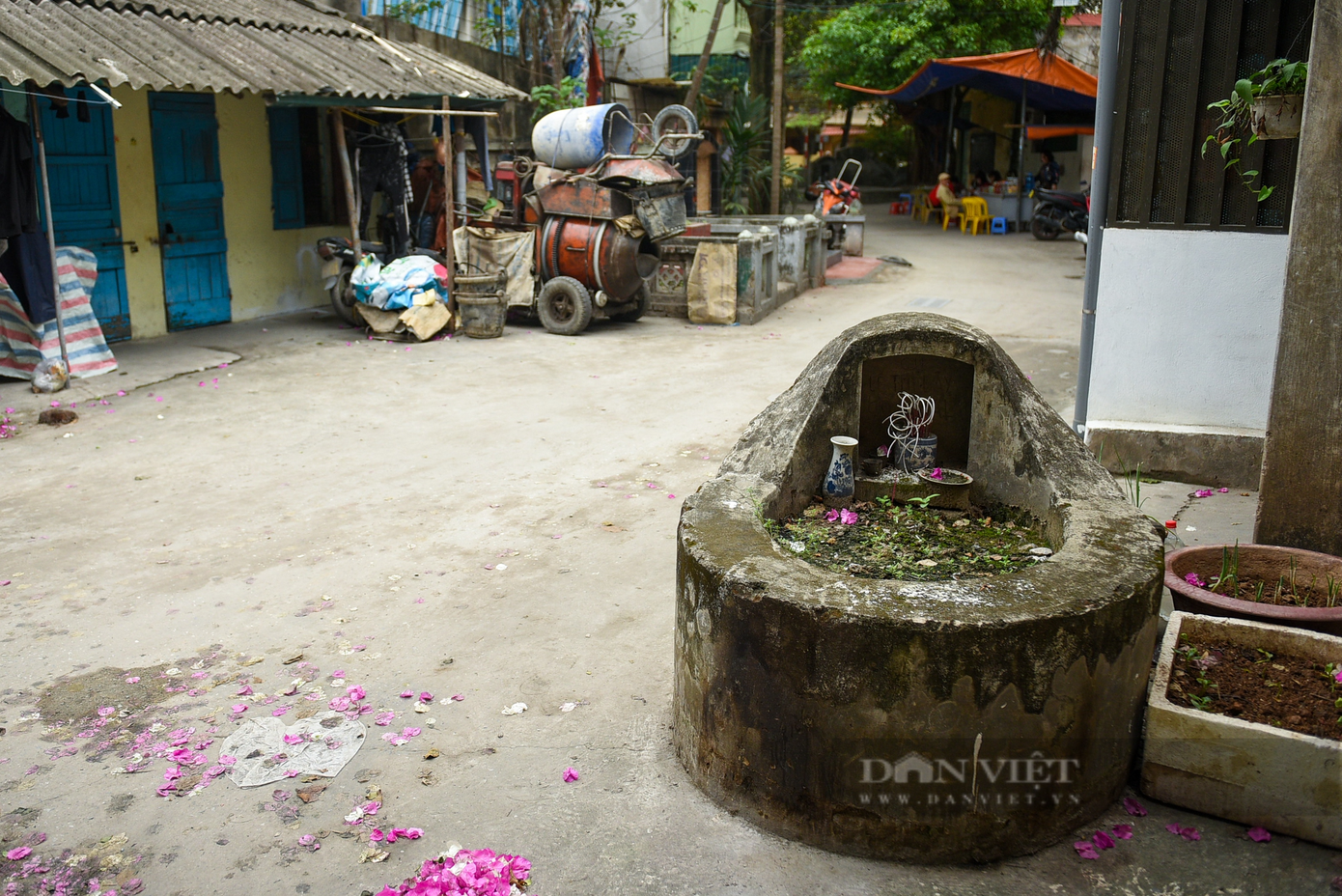 Bà Nguyễn Thị Huyền (phường Thịnh Liệt, Hoàng Mai) cho biết, những ngôi mộ cổ này đã có từ đây cách mấy trăm năm, thuộc sự sở hữu của các hộ dân từ lúc nơi đây vẫn còn là đồng ruộng hoang sơ. Trước đó, có rất nhiều ngôi mộ cổ khác, tuy nhiên đến hiện tại chính quyền địa phương đã quy hoạch bớt để tạo đường làng ngõ xóm cho người dân đi lại. Song, những ngôi mộ tổ quá lớn nên phía chính quyền mới để lại do vấn đề tâm linh. Bà Nguyễn Thị Huyền (phường Thịnh Liệt, Hoàng Mai) cho biết, những ngôi mộ cổ này đã có từ đây cách mấy trăm năm, thuộc sự sở hữu của các hộ dân từ lúc nơi đây vẫn còn là đồng ruộng hoang sơ. Trước đó, có rất nhiều ngôi mộ cổ khác, tuy nhiên đến hiện tại chính quyền địa phương đã quy hoạch bớt để tạo đường làng ngõ xóm cho người dân đi lại. Song, những ngôi mộ tổ quá lớn nên phía chính quyền mới để lại do vấn đề tâm linh.