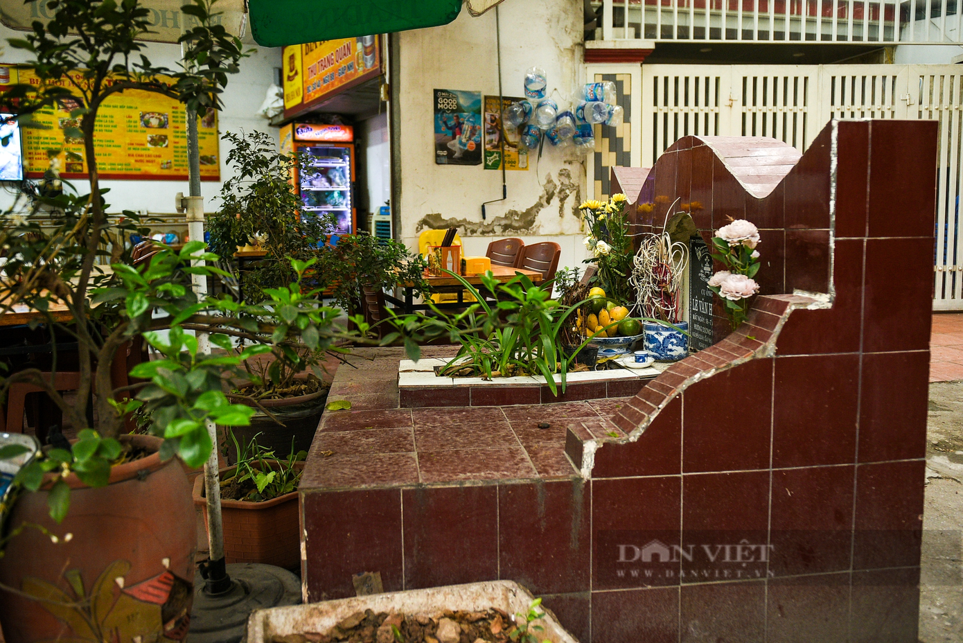 Các quán bia, trà đá cũng được mọc lên ngay cạnh những ngôi mộ này. Các quán bia, trà đá cũng được mọc lên ngay cạnh những ngôi mộ này.