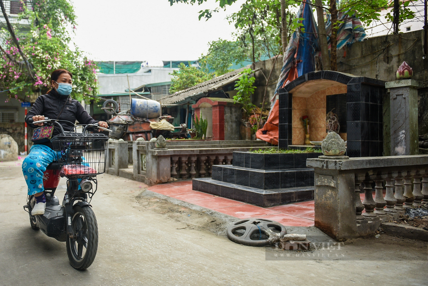 Người dân nơi đây đã quen với việc sống chung bên cạnh những nấm mộ nên không ai cảm thấy lo lắng, sợ hãi. Đặc biệt, những ngôi mộ này được người dân truyền tai nhau đã có hàng mấy trăm năm, nên không ai dám động đến. Người dân nơi đây đã quen với việc sống chung bên cạnh những nấm mộ nên không ai cảm thấy lo lắng, sợ hãi. Đặc biệt, những ngôi mộ này được người dân truyền tai nhau đã có hàng mấy trăm năm, nên không ai dám động đến.