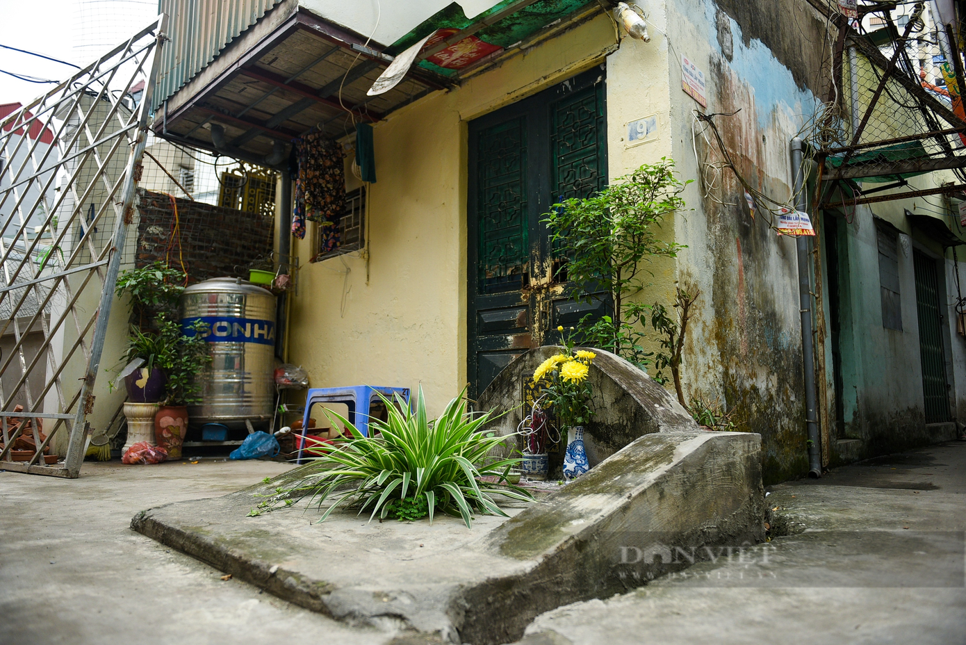 Những ngôi mộ nằm rải rác trong nhiều ngõ ngách, và ở những vị trí không tưởng tại khu phố Giáp Nhị. Những ngôi mộ nằm rải rác trong nhiều ngõ ngách, và ở những vị trí không tưởng tại khu phố Giáp Nhị.