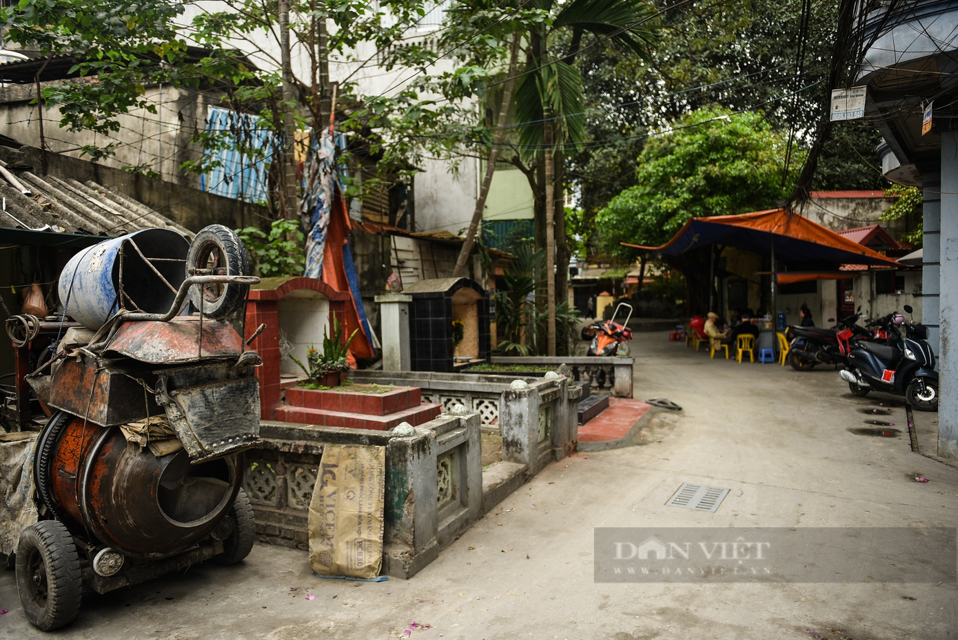 Ngoài những ngôi mộ nằm xen kẽ cùng nhiều nhà dân, cũng có ngôi mộ nằm giữa vỉa hè, án ngữ lối di chuyển của người đi bộ. Ngoài những ngôi mộ nằm xen kẽ cùng nhiều nhà dân, cũng có ngôi mộ nằm giữa vỉa hè, án ngữ lối di chuyển của người đi bộ.