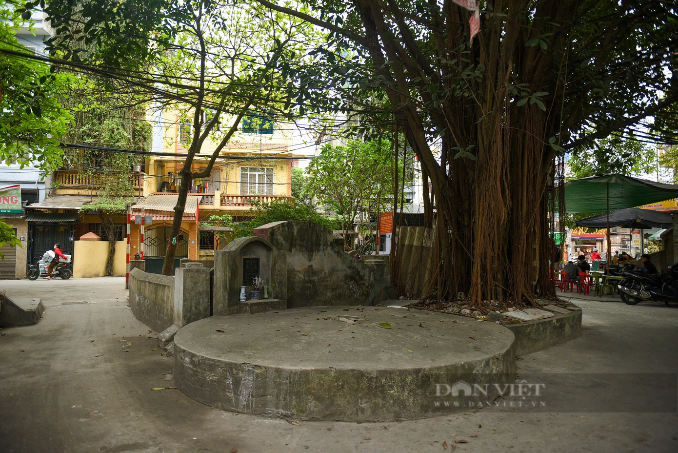 Dễ dàng nhận thấy các ngôi mộ nằm chen chúc nhau trong diện tích đất sinh hoạt của người dân. Khoảng cách từ những ngôi mộ đến nhà có thể tính bằng những bước chân. Dễ dàng nhận thấy các ngôi mộ nằm chen chúc nhau trong diện tích đất sinh hoạt của người dân. Khoảng cách từ những ngôi mộ đến nhà có thể tính bằng những bước chân.