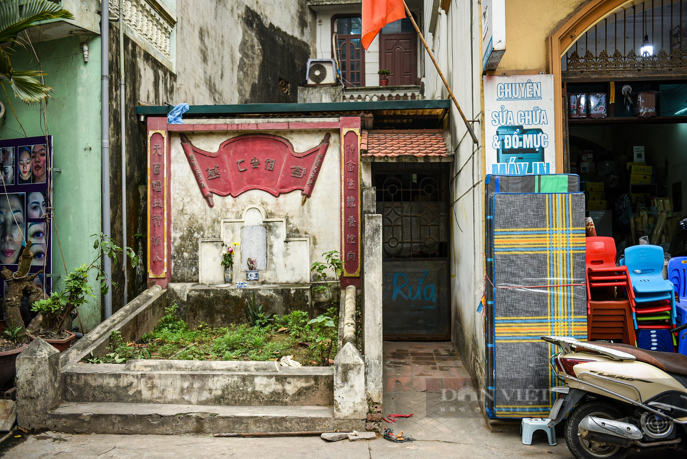 Quá trình đô thị hóa khiến cho người dân phải chấp nhận sống chung với những ngôi mộ có từ hàng trăm năm nay, ngay cả việc ngôi mộ án ngữ trước cửa nhà như thế này, đối với người dân tuyến phố Giáp Nhị việc này đã trở thành điều hết sức bình thường. Quá trình đô thị hóa khiến cho người dân phải chấp nhận sống chung với những ngôi mộ có từ hàng trăm năm nay, ngay cả việc ngôi mộ án ngữ trước cửa nhà như thế này, đối với người dân tuyến phố Giáp Nhị việc này đã trở thành điều hết sức bình thường.