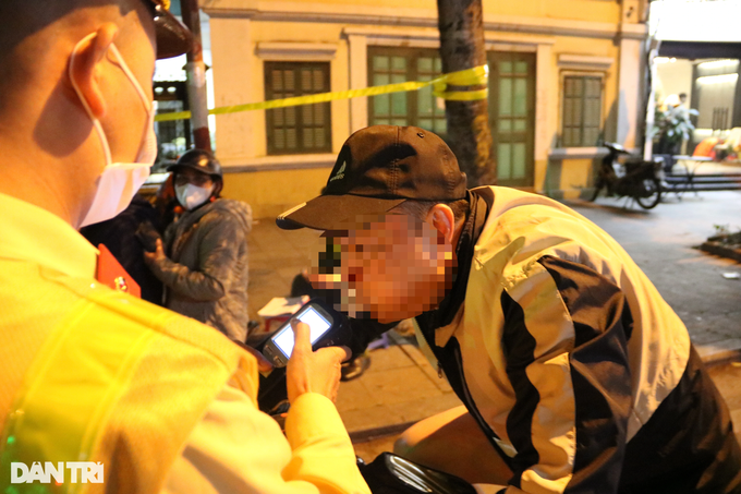 Đa số người dân vui vẻ chấp hành... Đại úy Vũ Cường, Tổ trưởng Y5/141 cho biết, người đi xe đạp nếu sử dụng rượu, bia thì có thể bị xử phạt lên tới 600.000 đồng.